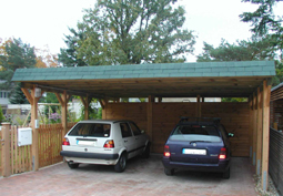 Doppelcarport mit grnem Walm